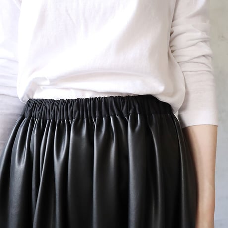 .less synthetic leather long skirt (black)