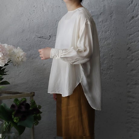 R&D.M.Co- silk pullover (off white)