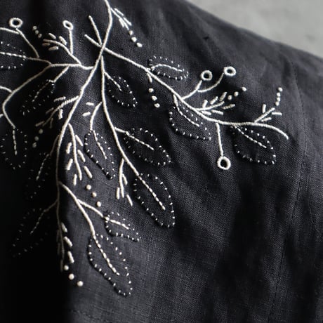 TOWAVASE Appliquè linen blouse (black)
