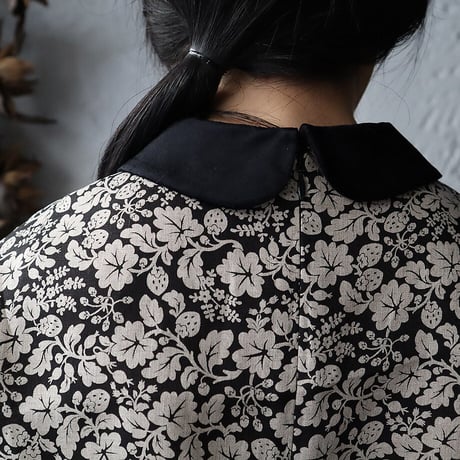 R&D.M.Co- wild berry round collar no sleeve blouse