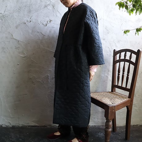 TOWAVASE silk quilt robe (black)