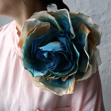 TOWAVASE Yvette brooch (blue)