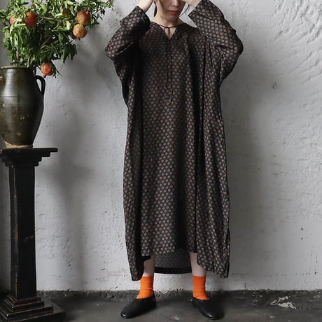 TOWAVASE Sarasa dress Leo (black)