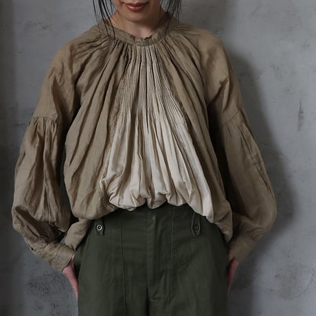 Tabrik back pleats blouse ( khaki）