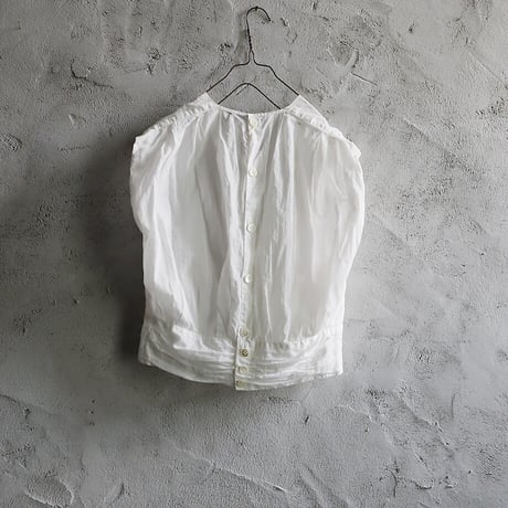 R&D.M.Co- GARMENT DYE no sleeve sash blouse (white)
