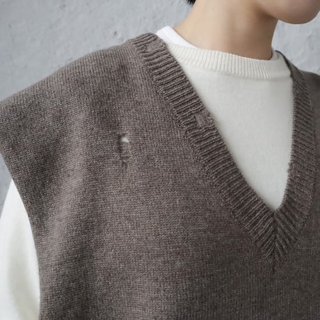 RYU KAGA damaged knit vest (charcoal)