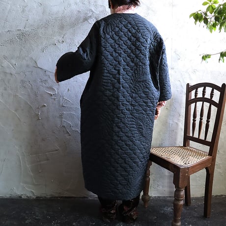 TOWAVASE silk quilt robe (black)