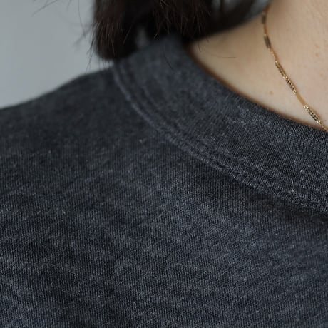 Le pivot organic cotton boatneck T (charcoal/ivory)