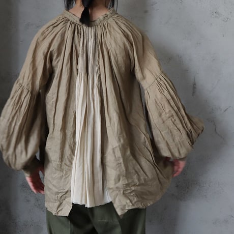 Tabrik back pleats blouse ( khaki）