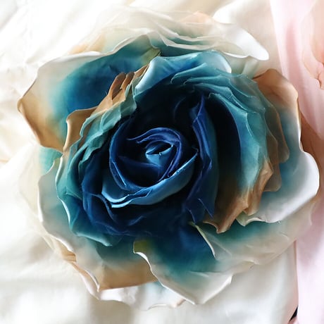 TOWAVASE Yvette brooch (blue)