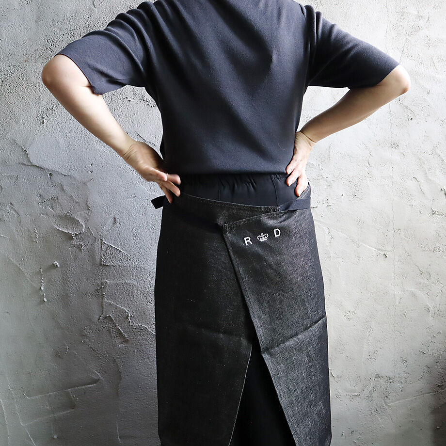 R&D.M.Co- linen denim apron (flax/black) | nii