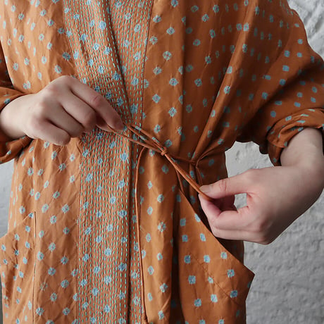 TOWAVASE silk robe Bonbon (camel)