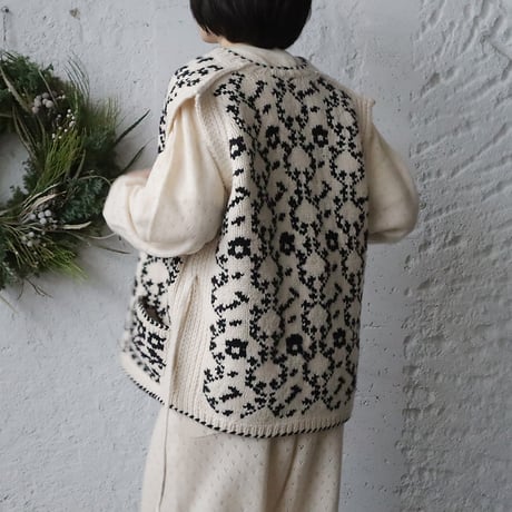 TOWAVASE Panier de fleurs nosleeve cardigan (black)