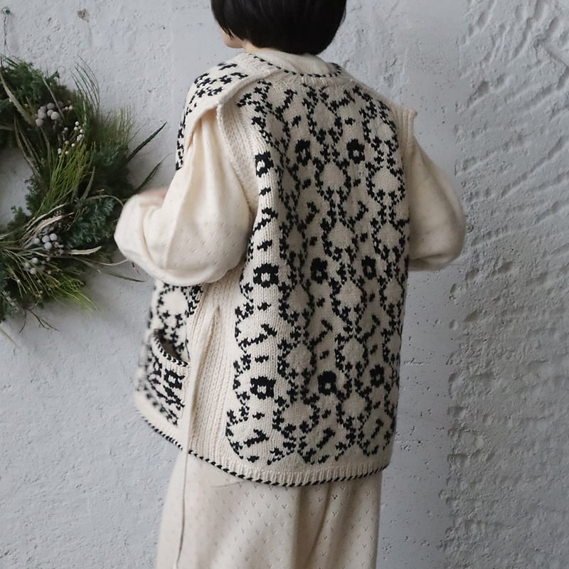 TOWAVASE Panier de fleurs nosleeve cardigan (bl