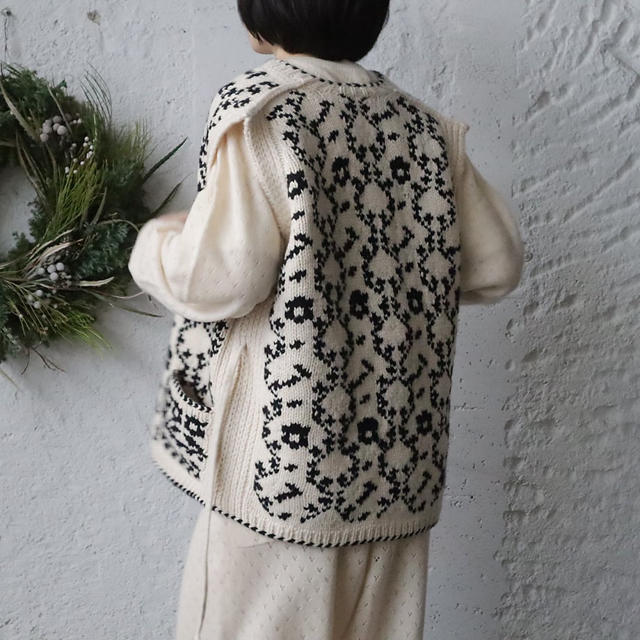 TOWAVASE Panier de fleurs nosleeve cardigan (bl