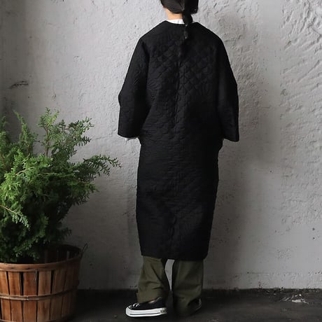 TOWAVASE silk quilt robe (black)