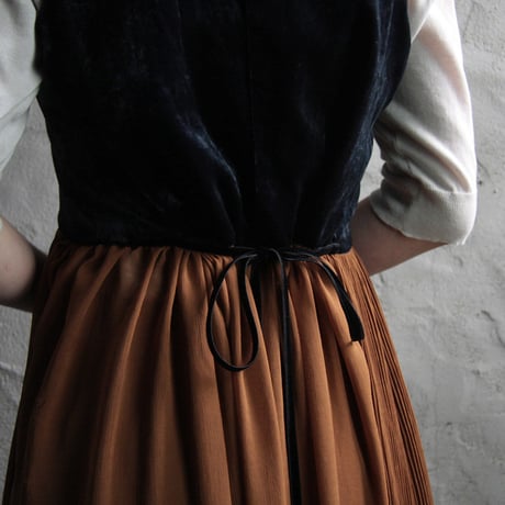 Tabrik no sleeve dress (navy x brown)  