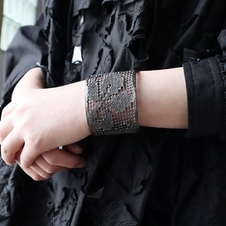 MAISON RUBUS. recollection lace bangle  (black)