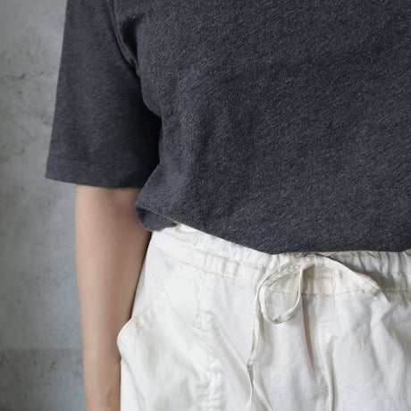 Le pivot organic cotton boatneck T (charcoal/ivory)