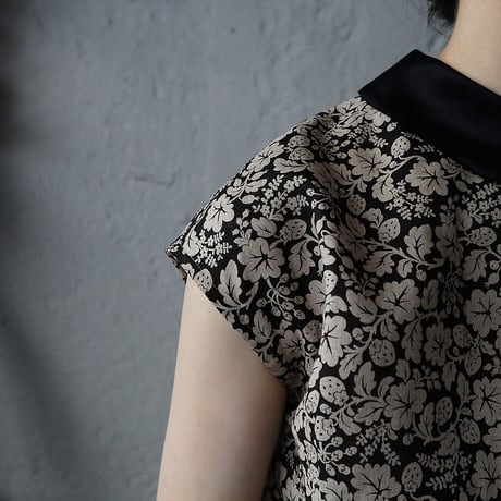 R&D.M.Co- wild berry round collar no sleeve blouse