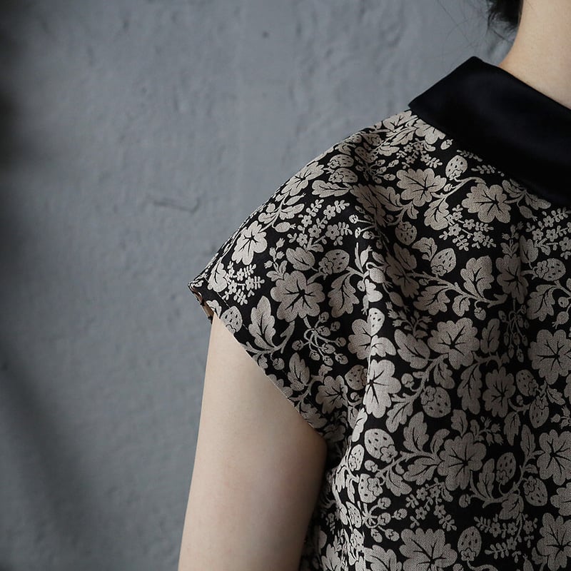 R&D.M.Co- wild berry round collar no sleeve blo