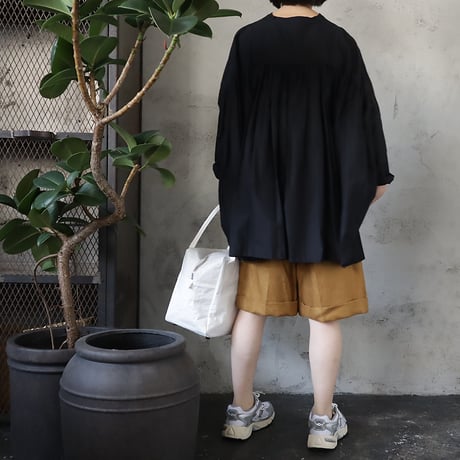 .less back gather blouse (black)