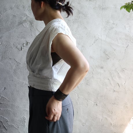 R&D.M.Co- GARMENT DYE no sleeve sash blouse (white)