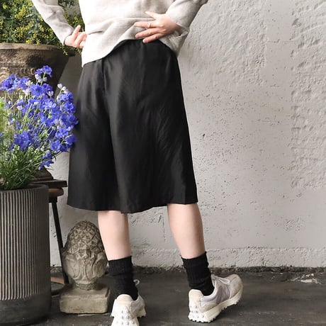 TOWAVASE Aile silk short pants (black)