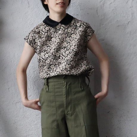 R&D.M.Co- wild berry round collar no sleeve blouse
