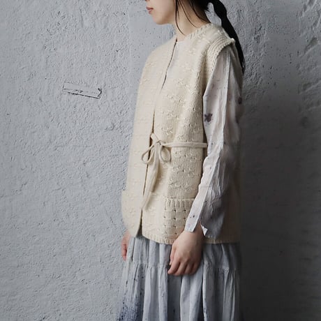 TOWAVASE Panier nosleeve cardigan (ivory)