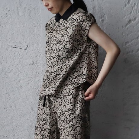 R&D.M.Co- wild berry round collar no sleeve blouse