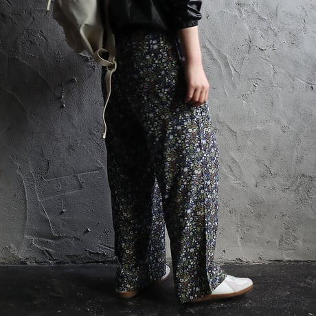 Le pivot flower print  rough pants (navy mix)