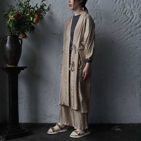 TOWAVASE sarasa silk robe Leo (beige)