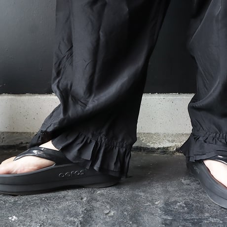 TOWAVASE Volant silk pants (black)