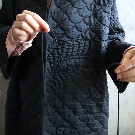 TOWAVASE silk quilt robe (black)