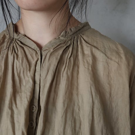 Tabrik back pleats blouse ( khaki）