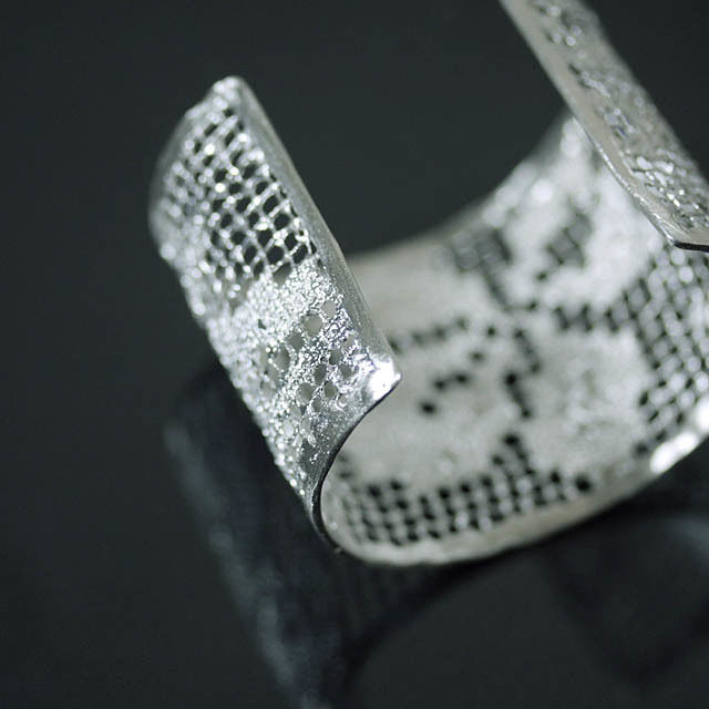 MAISON RUBUS. recollection lace bangle(silver) MAISON RUBUS. recollection lace bangle(silver)