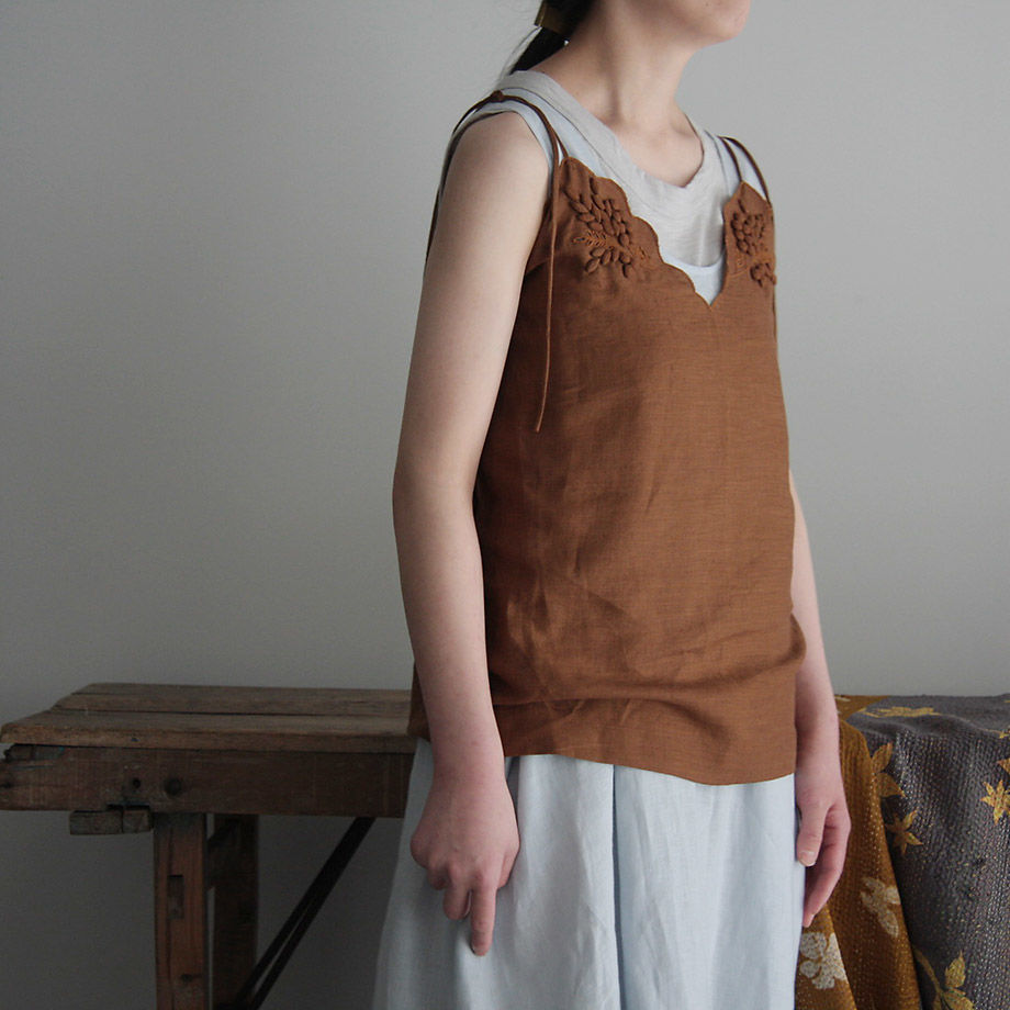 TOWAVASE Bon Voyage camisole (camel) | nii-B |