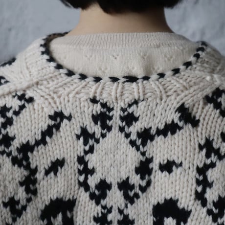 TOWAVASE Panier de fleurs nosleeve cardigan (black)