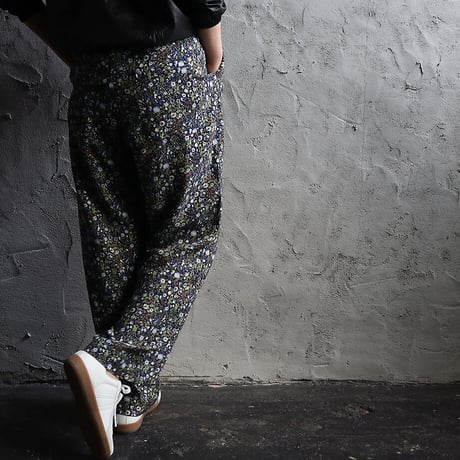 Le pivot flower print  rough pants (navy mix)