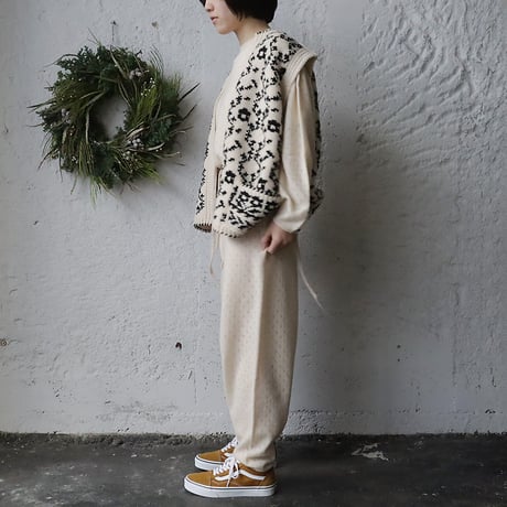 TOWAVASE Panier de fleurs nosleeve cardigan (black)