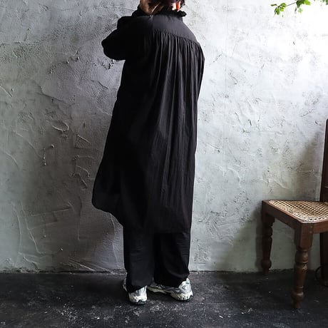 R&D.M.Co- GARMENT DYE frill collar long shirt (black)