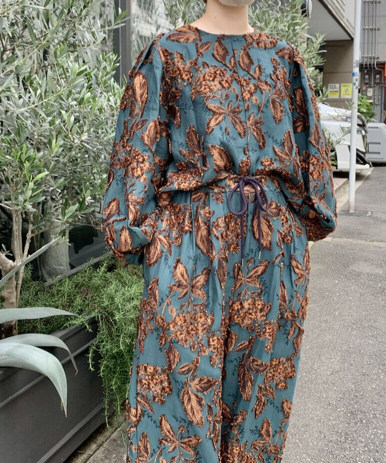 45R ハケ目ジャガードフラワーコート