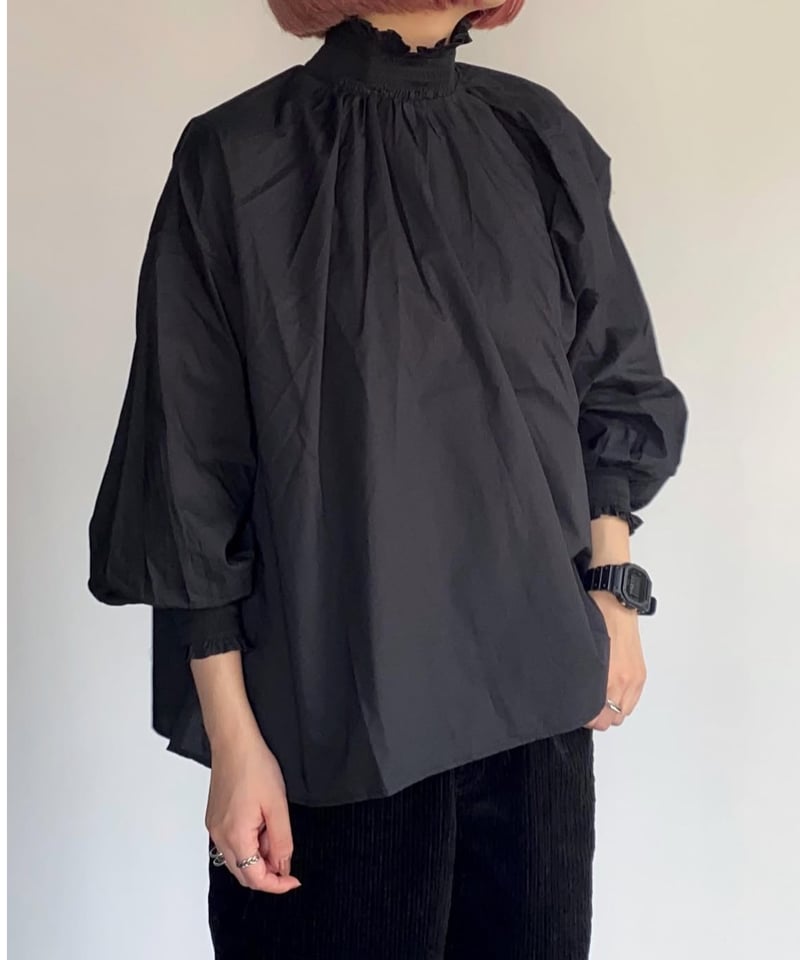 UT244BL023 モックネックシャーリングブラウス | GALERIE TISSU