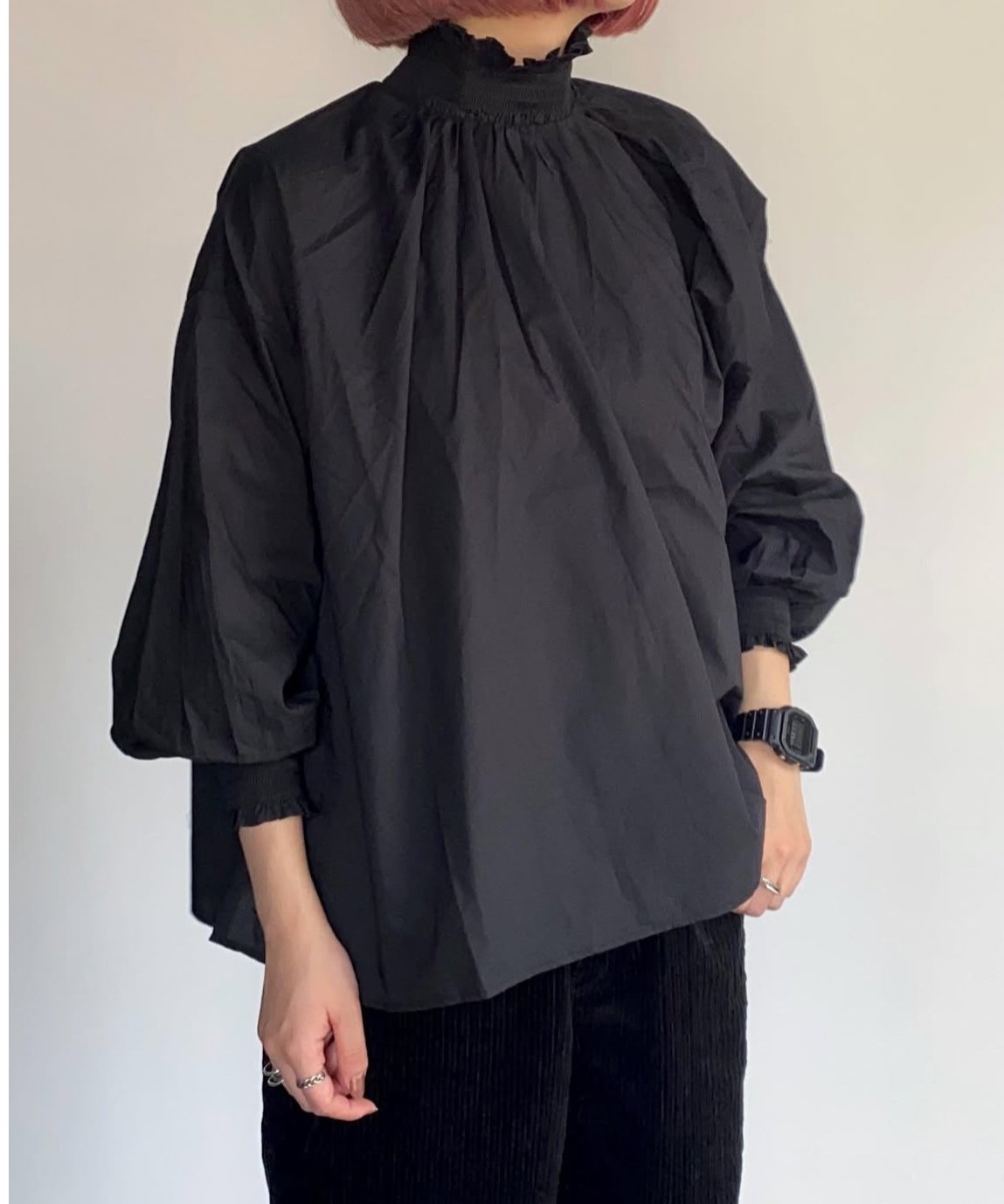 UT244BL023 モックネックシャーリングブラウス | GALERIE TISSU