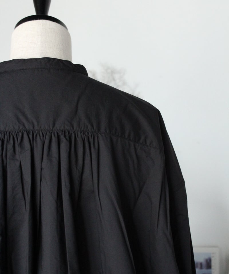 UT243SH010 ナチュラルタイプライター バンドカラーバックギャザー