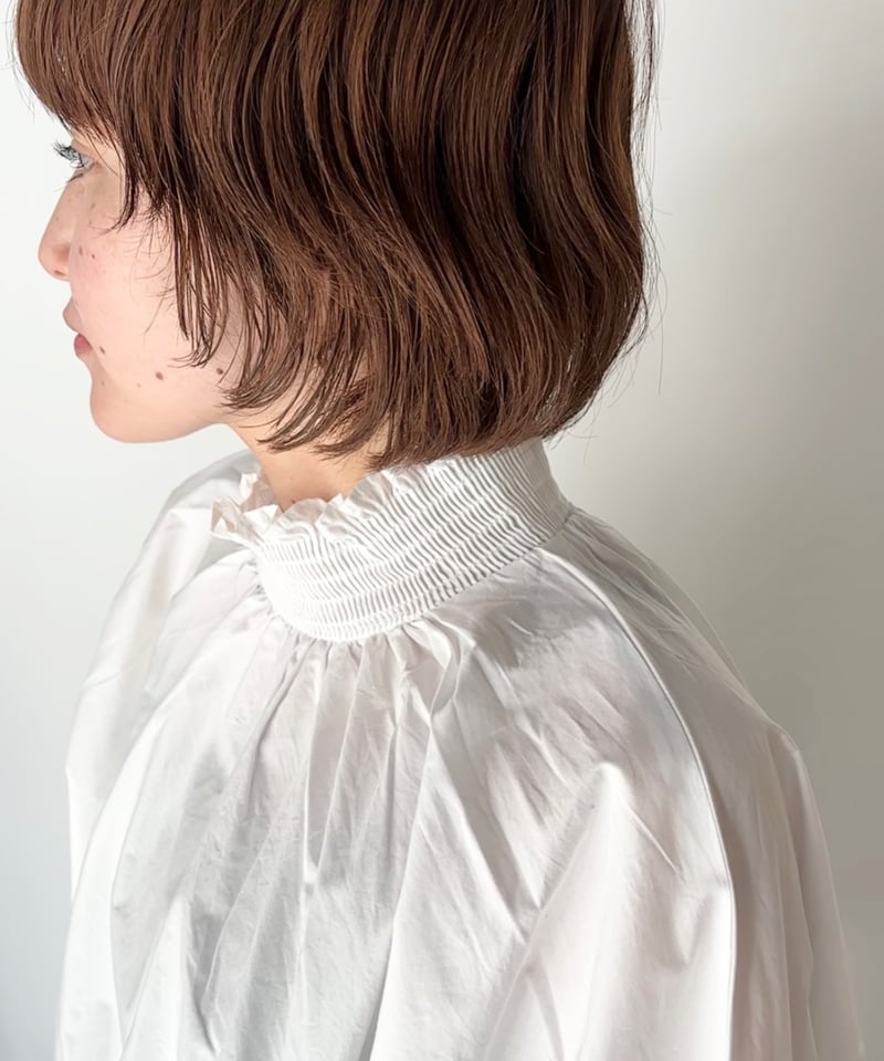 UT244BL023 モックネックシャーリングブラウス | GALERIE TISSU