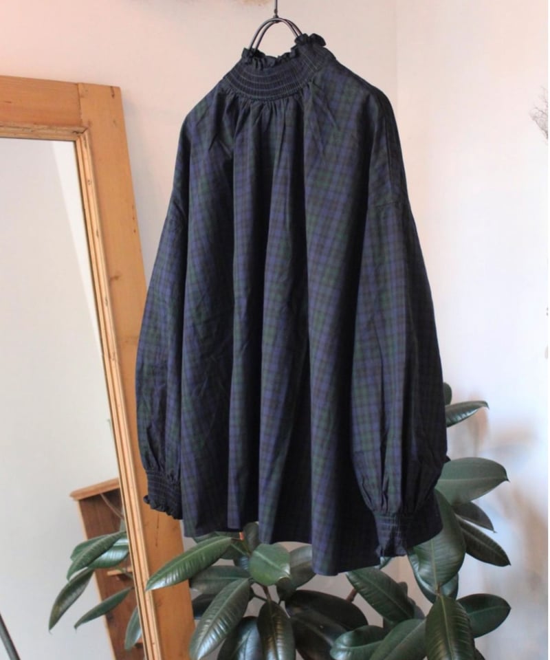 UT244BL023 モックネックシャーリングブラウス | GALERIE TISSU