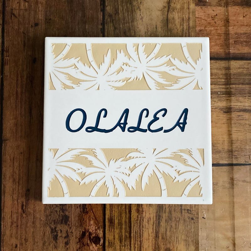 表札☆ホワイトシリーズ150☆ ホワイトタイル表札150角 ヤシの木デザイン | S.OLALEA
