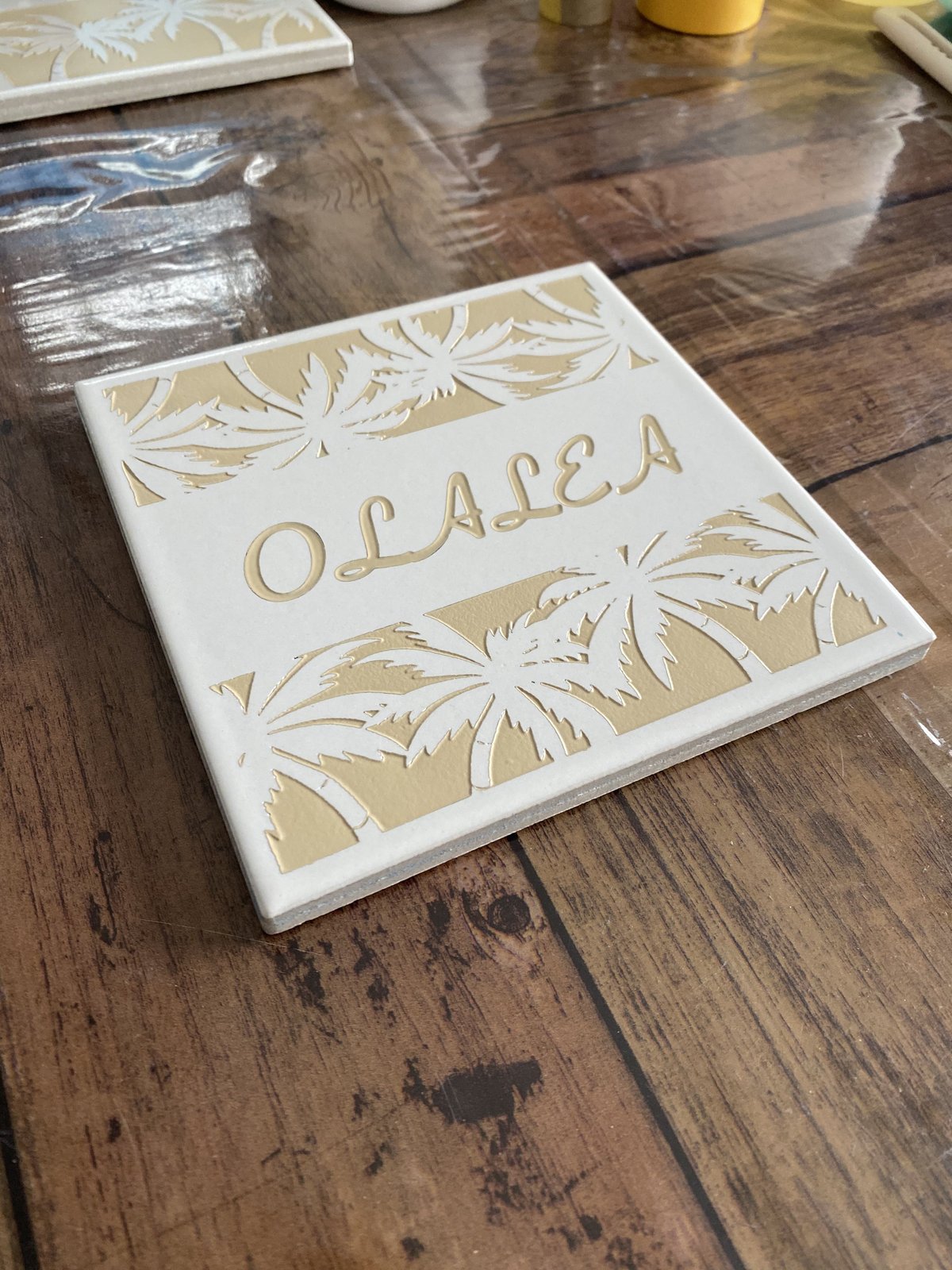 ホワイトタイル表札150角 ヤシの木デザイン | S.OLALEA